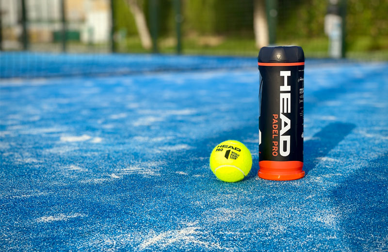 Bästa padelbollar 2021: Test & köpguide 3 Head Padel Pro är den bästa padelbollen för normal fart 2021. Här visas den på en padelbana.