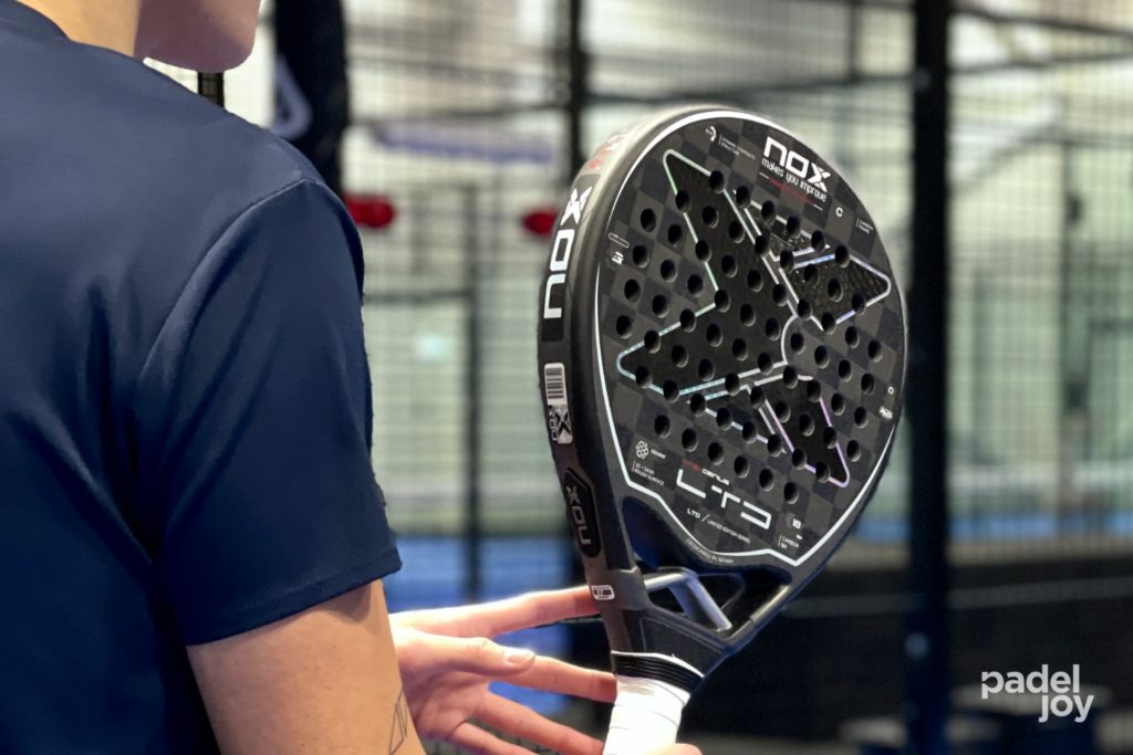 Photo of padel player using the Nox AT10 Genius 18K Limited Edition.