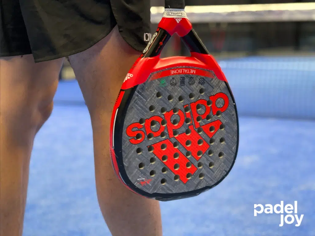 Adidas Metalbone 3.1 passar duktiga padelspelare som vill ha hjälp i offensiven.